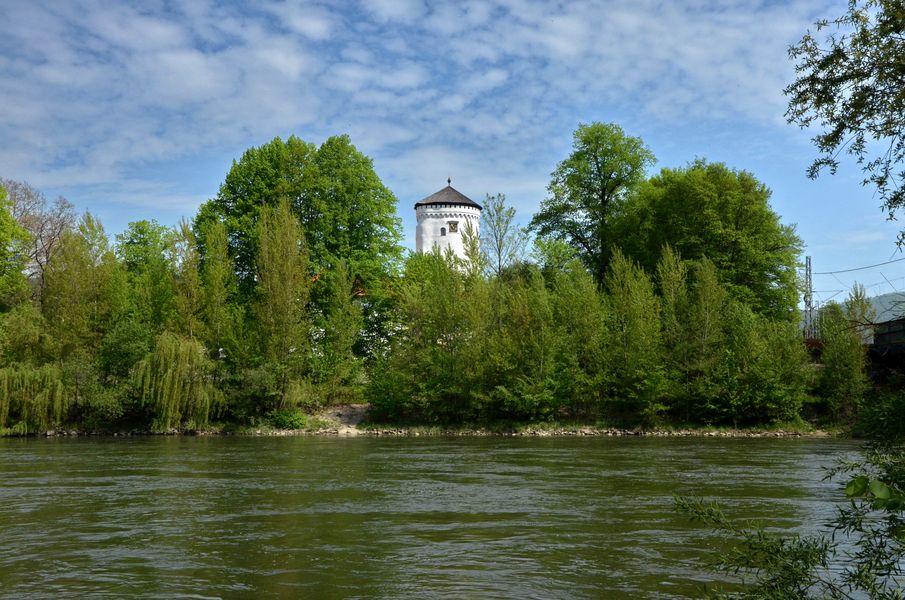 Budatínsky hrad a park od Váhu