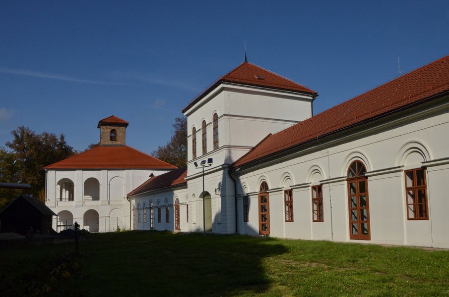 Hospodárska budova a kaplnka