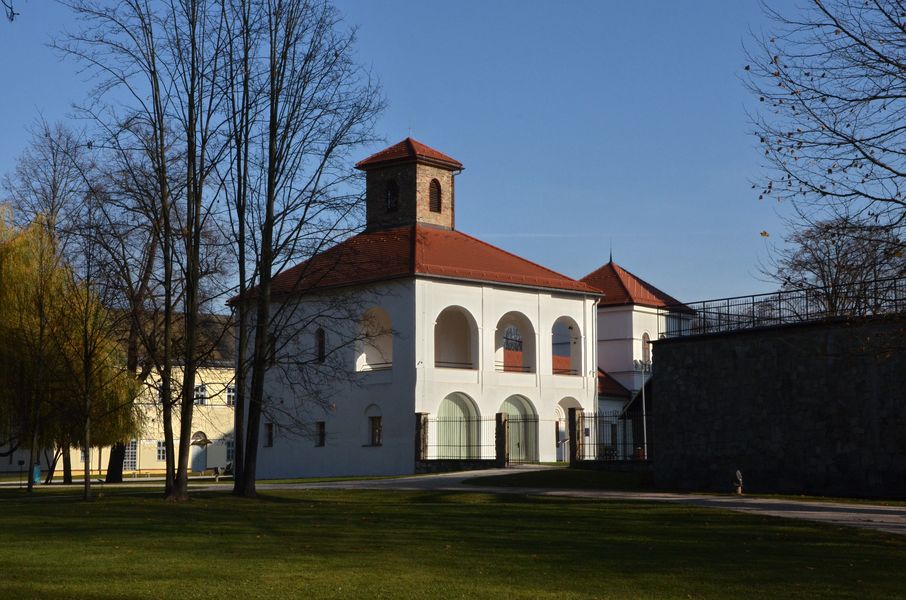Kaplnka a park v Budatíne