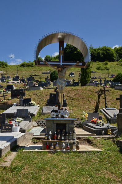 Kríž na cintoríne v Lazoch 