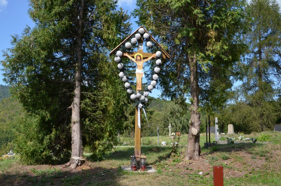 Kríž na cintoríne v Kostolci