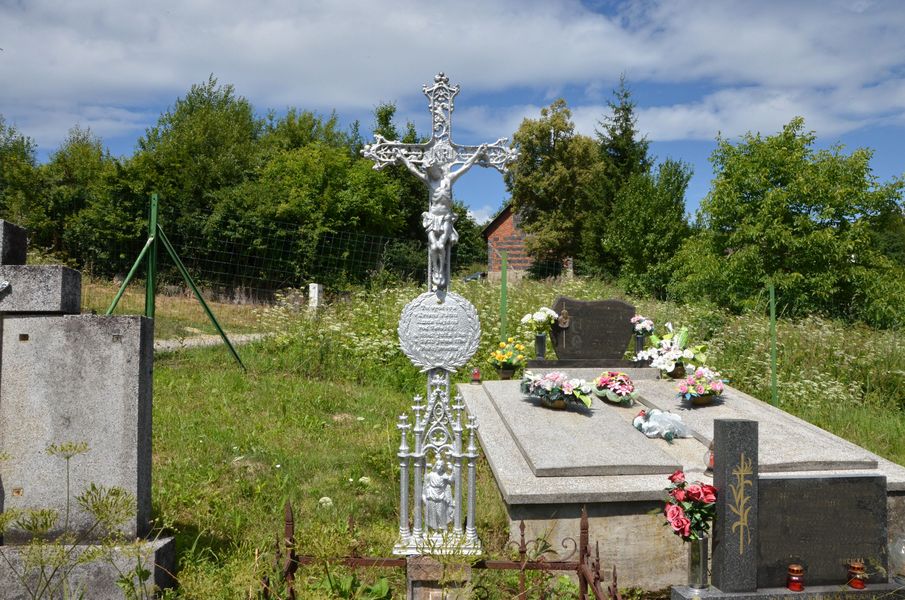 Kríž na cintoríne v Beňove
