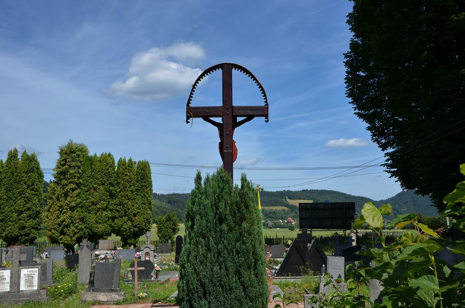 Kríž na cintoríne vo Svederníku