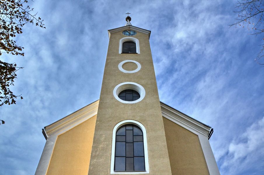 Farský kostol v Kolároviciach