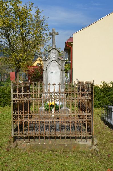 Hroby pri kostole v Kolároviciach