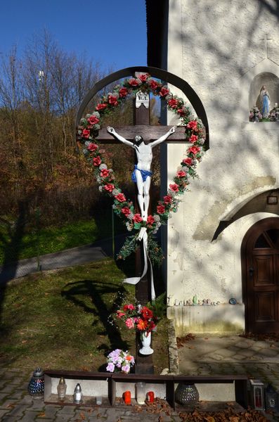 Kríž pri zvonici v Pšurnoviciach