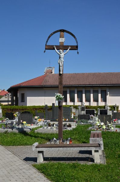 Kríž na cintoríne v Rašove