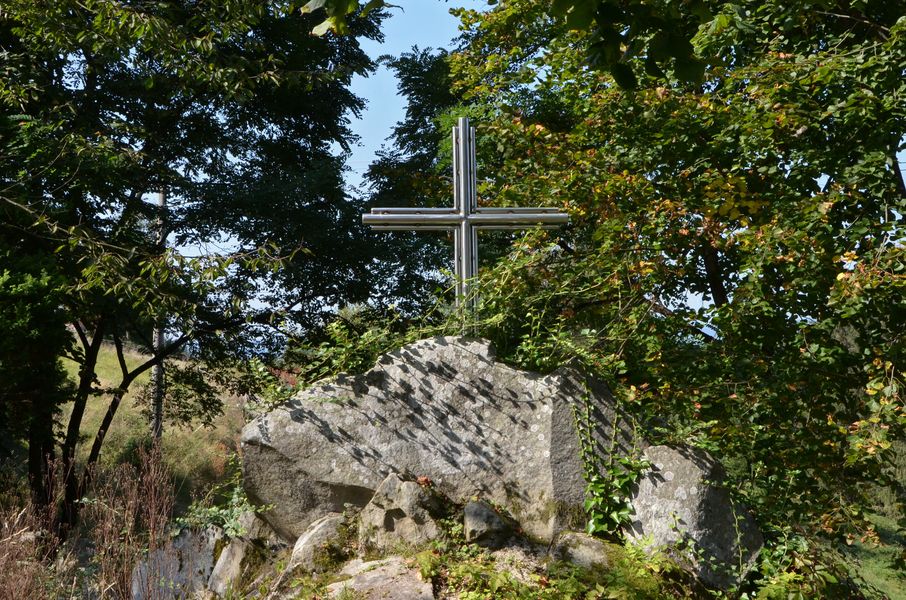 Kríž nad Lurdskou kaplnkou