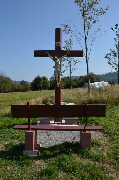 Drevený kríž pri krížovej ceste