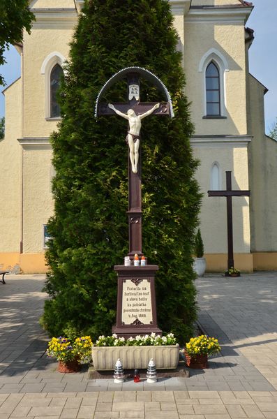 Kríž pred kostolom v Čiernom