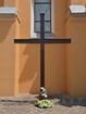Kríž pri kostole v Rakovej
