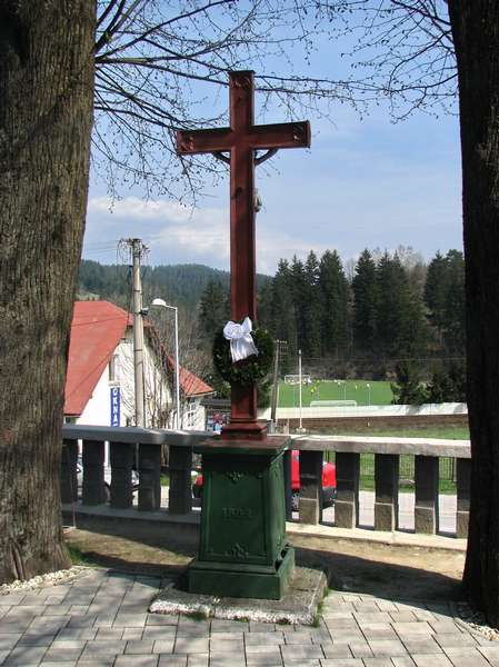 Kríž pred kostolom v Skalitom