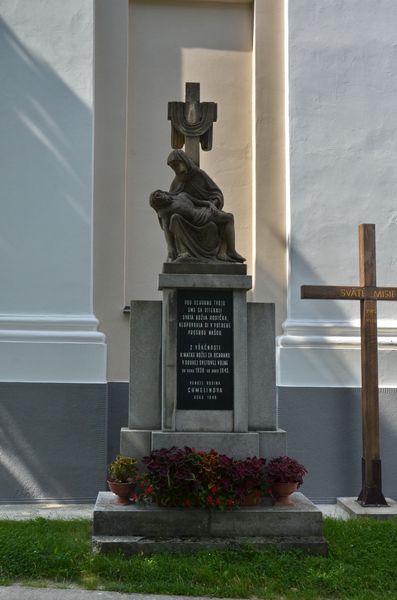 Kamenný kríž s Pietou v Košeci