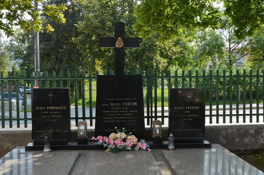Hroby kňazov na cintoríne v Košeci