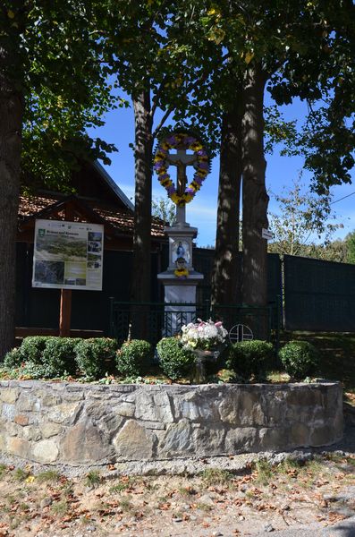 Kamenný kríž v osade Vlčnov