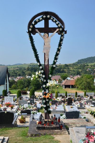 Kríž na cintoríne v Nesluši