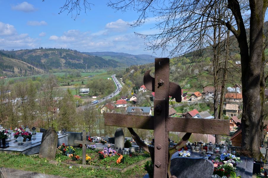 Kríž na cintoríne v Povine