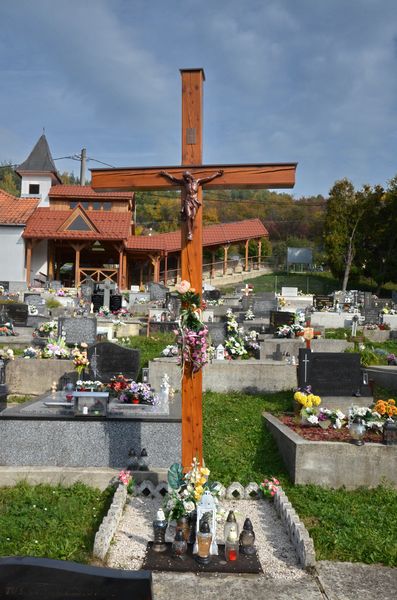 Kríž na cintoríne v Milochove