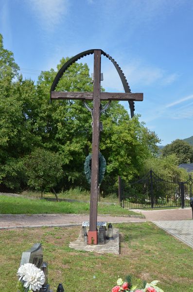 Kríž na cintoríne v Udiči