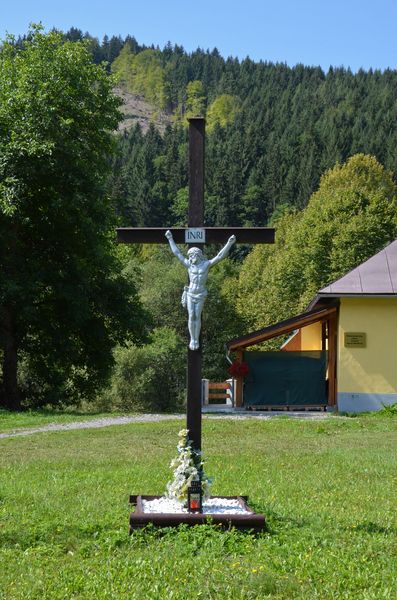 Kríž pred farským úradom 
