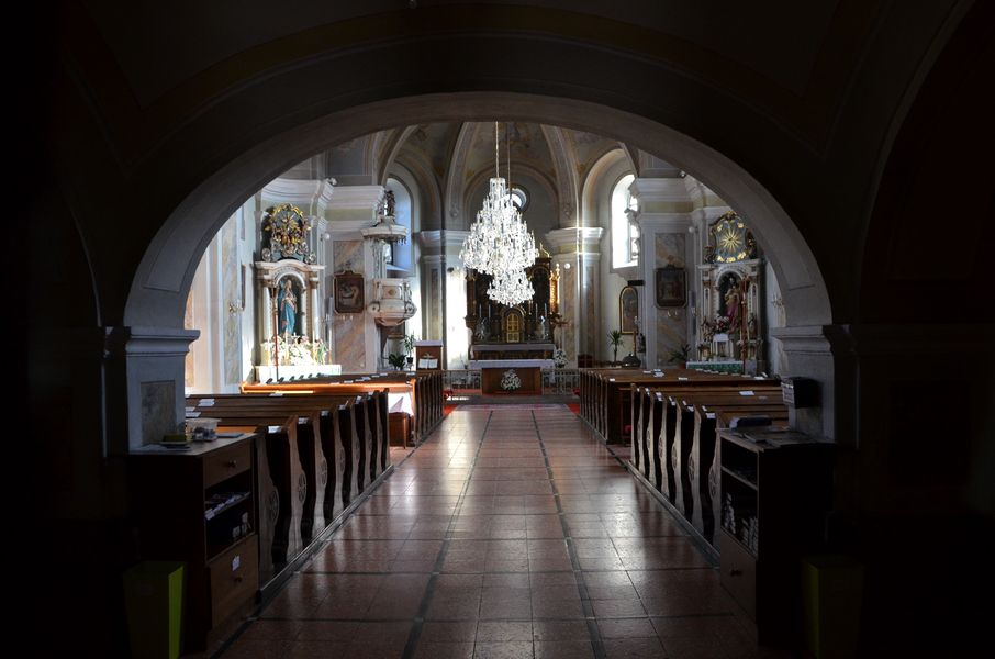 Farský kostol v Papradne