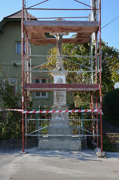 Kamenný kríž v Papradne