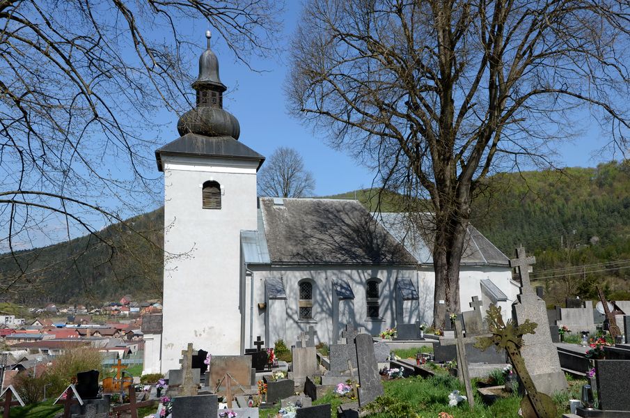 Farský kostol v Prečíne