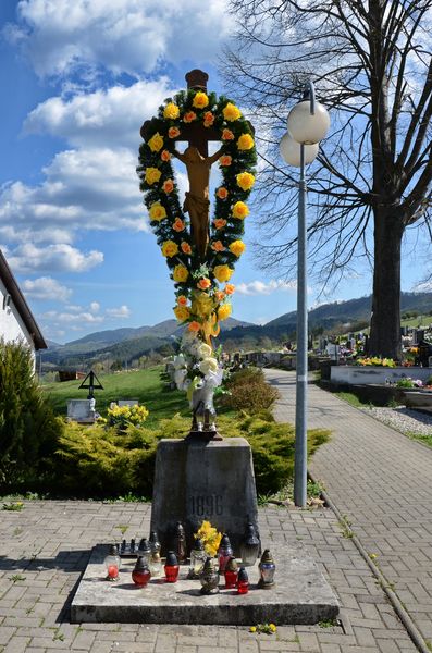 Kríž na cintoríne v Prečíne
