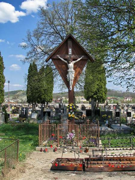Kríž na cintoríne Beluša