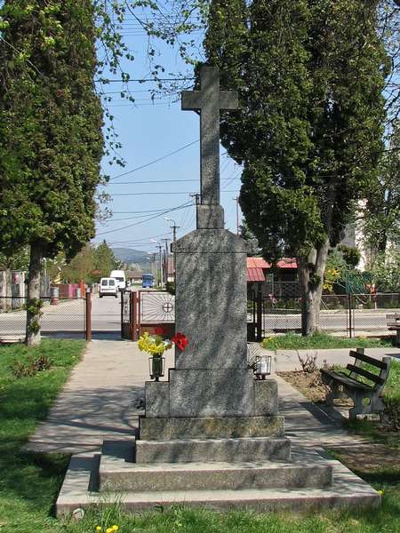 Kríž na cintoríne v  Hloži