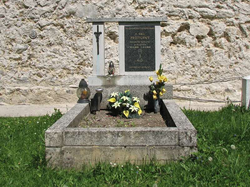 Kňazský hrob vo Fačkove