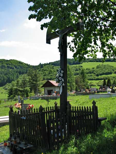 Kríž na cintoríne vo Fačkove