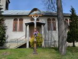 Kríž pred kostolom v Poluvsí