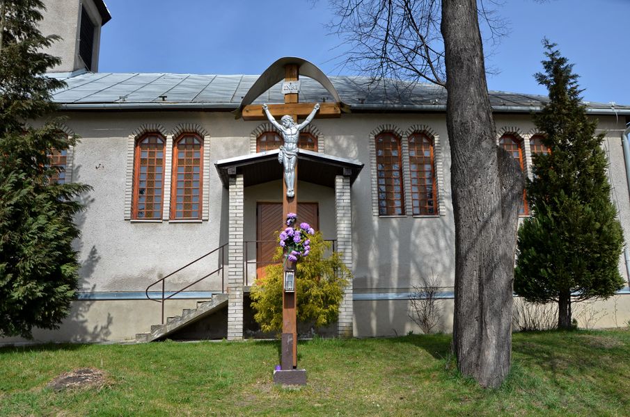 Kríž pred kostolom v Poluvsí