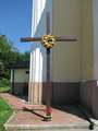 Kríž pred kostolom v Rosine