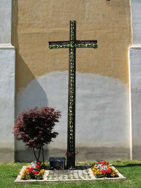 Kríž pred farským kostolom