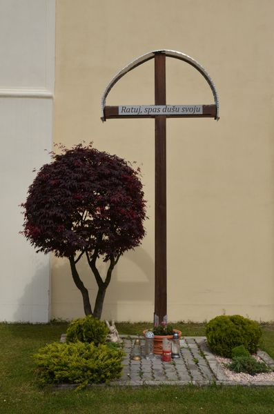 Kríž pred kostolom vo Višňovom