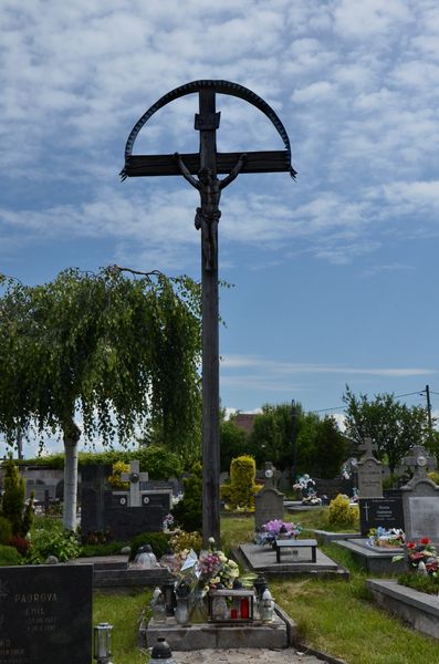 Kríž na cintoríne vo Višňovom