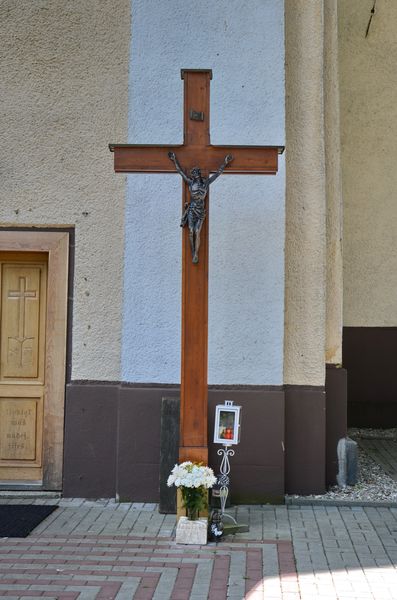 Kríž pred kostolom v Belej
