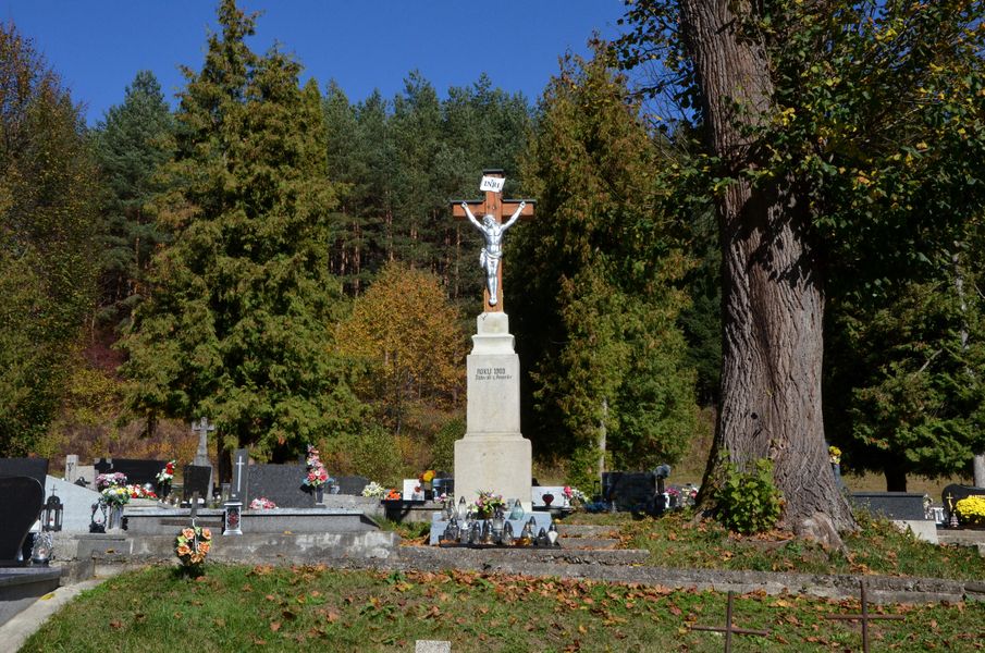 Kríž na cintoríne v Lysici