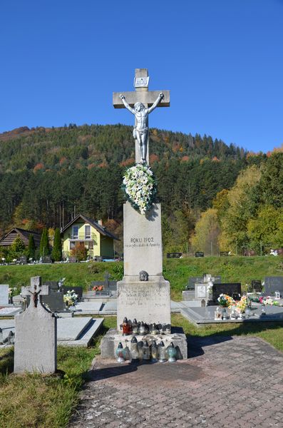 Kríž na cintoríne v Stráži