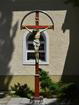 Kríž pred kostolom v Brodne