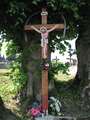 Kríž na cintoríne Lutiše, Ústredie