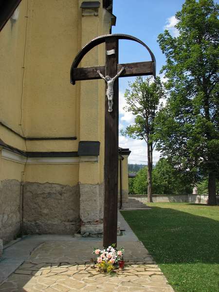 Kríž pri kostole v Lutišiach