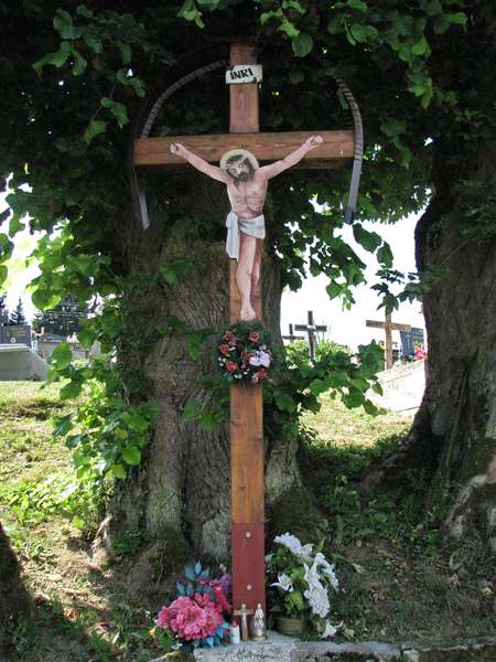 Kríž na cintoríne Lutišiach