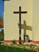 Kríž pred kostolom v Bánovej