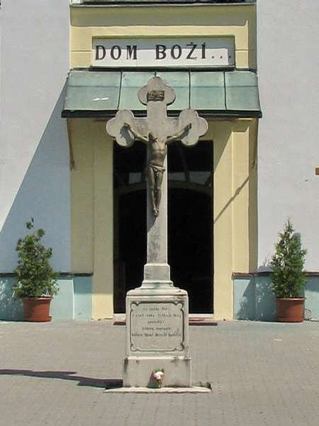 Kríž pred kostolom