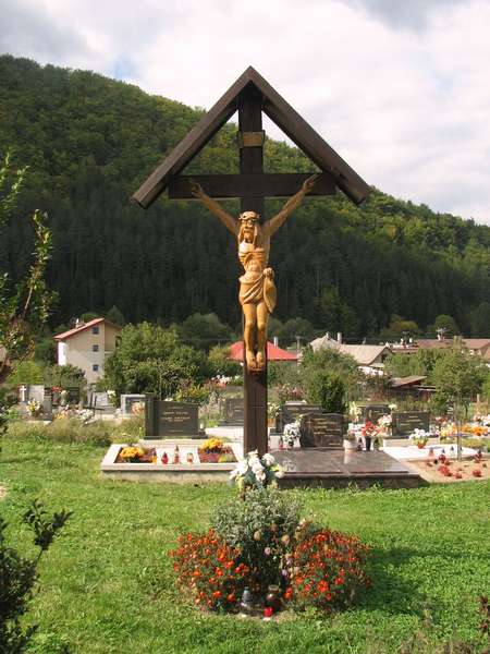 Kríž na cintoríne v Porúbke