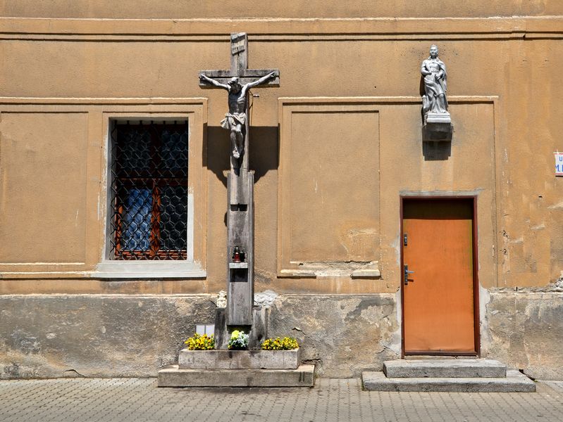 Kríž pred kláštorom