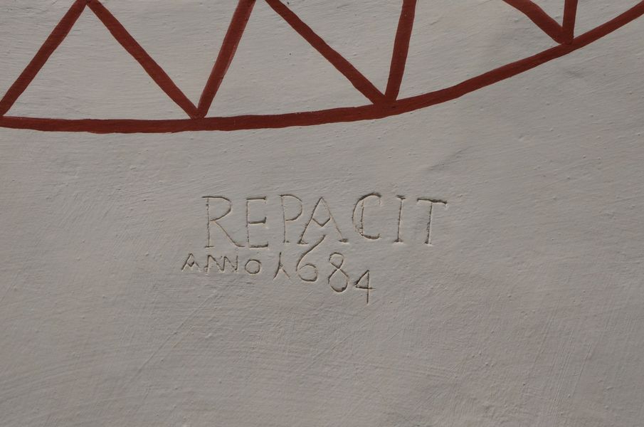 Latinský nápis na kaplnke